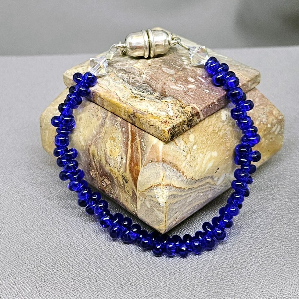 NWOT Tiny Blue Teardrop Glass Beaded Handmade Bracelet w/ Magnetic Clasp 6 1/4"